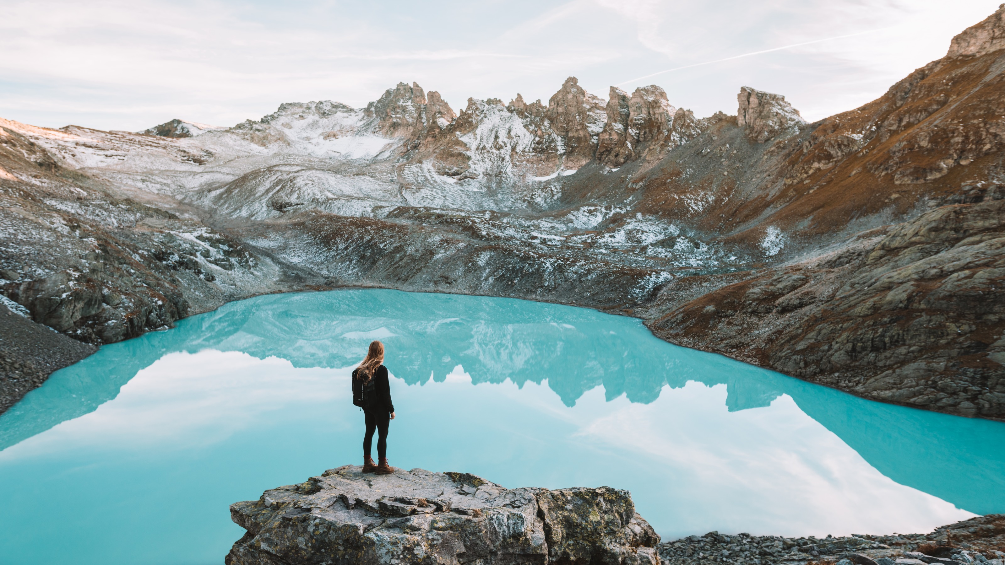 Femme faisant de la randonnée près des 5 lacs Crédit image : www.myswitzerland.ch