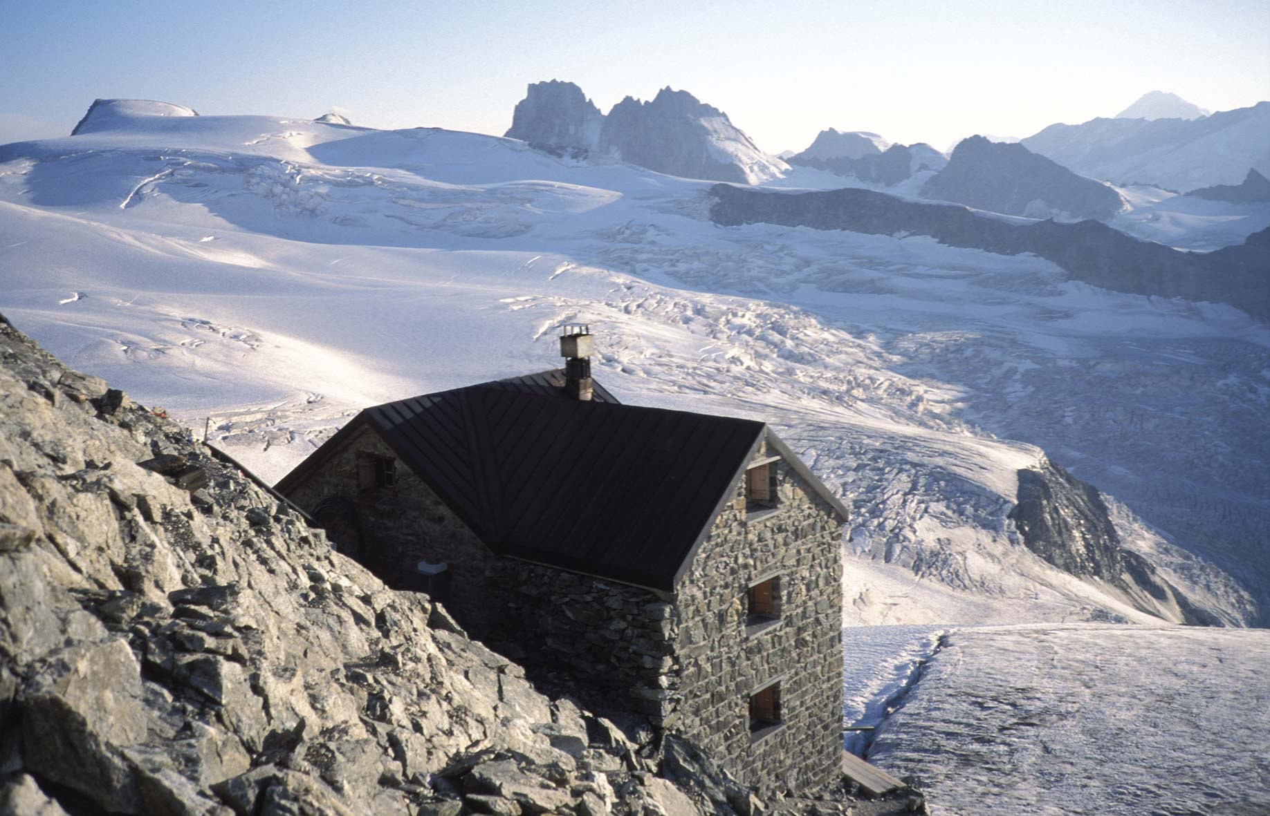 Cabane de la Dent Blanche CAS | Schweiz Tourismus 